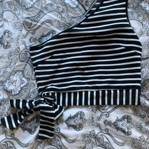 Randig one shoulder topp  - Randig one shoulder topp stl s från nakd med knytning detalj på sidan 