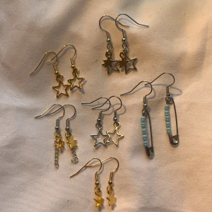 Örhängen 💖 - Handgjorda örhängen.                                  Sjukt fina örhängen som passar till allt!           Alla med ⭐️- 29kr   🧷 - 35kr                                                            🧷örhängena finns i andra färger också! 🥰