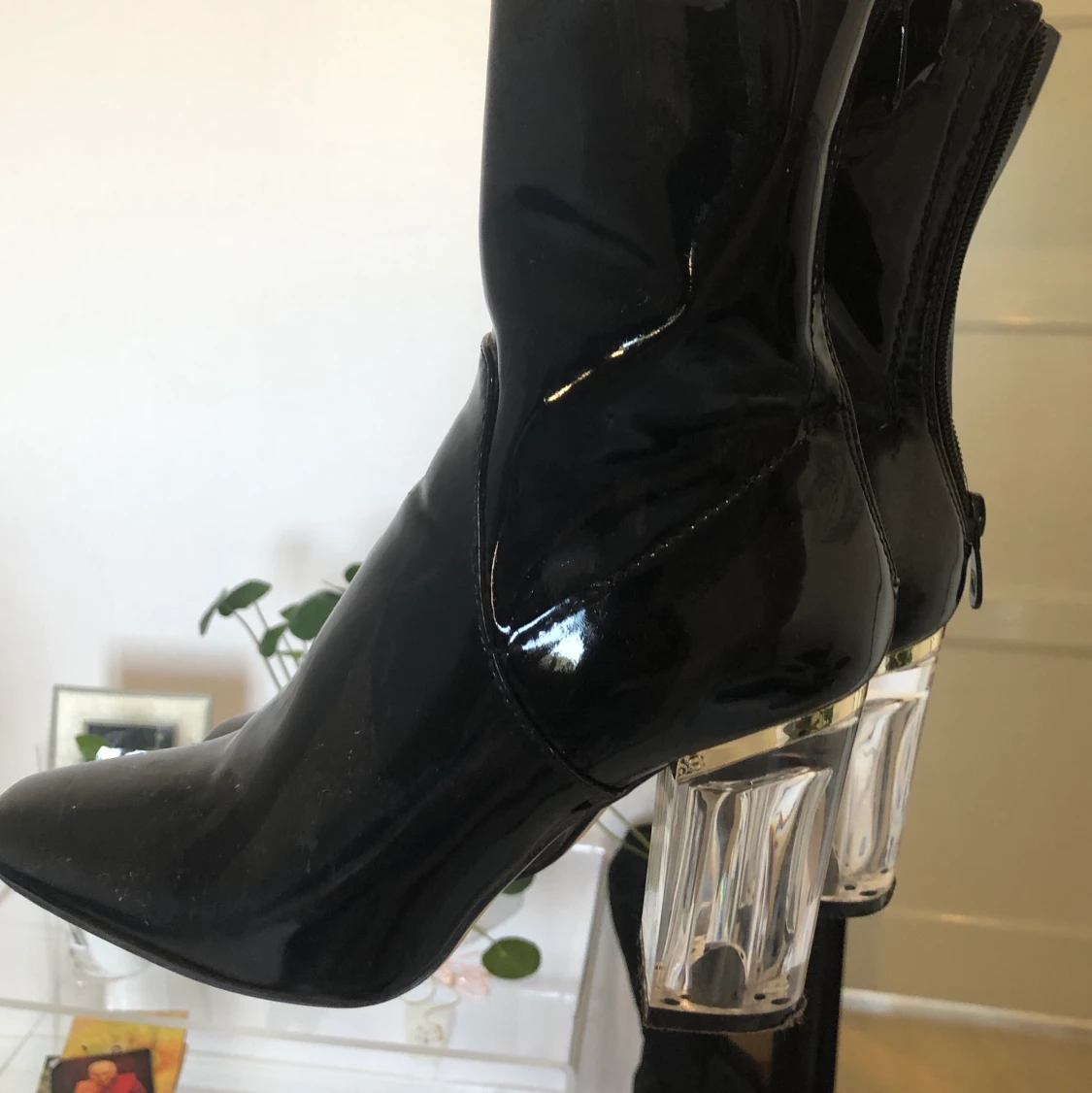 Glansiga boots från Public Desire