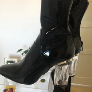 Glansiga boots från Public Desire - Använd endast en gång!!! Säljer då den ej kmr till användning. Skicket är så gott som nytt. Möts upp i stockholmsområdet
