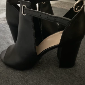 XIT , SANDALETT - Ett par fint skor i storlek 35 som jag har använt den en gång. 