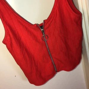 Topp från Bershka i st:S - En topp från Bershka, med dragkedja så man själv kan dra upp och ner beroende på hur man vill ha den. St:S, säljs för:30kr. Använd en gång. 