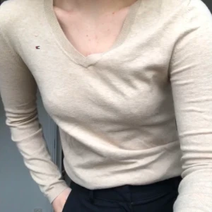 Beige tommy hilfiger - Superfin beige Tommy Hilfiger tröja, funkar att ha både för sig själv eller med skjorta under! 🍂 
