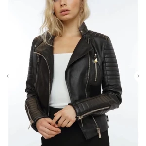 Skinnjacka chiquelle  - Vill nu sälja min skinnjacka ifrån chiquelle. Köpt för 1,5 års sen, använd ett få tal gånger.. för det mesta har den bara hängt i garderoben. Heller inget slitage! Ny pris 699 på chiquelle!