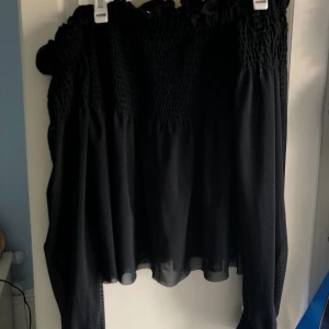 Fin svart blus - Jättefin svart off-shoulder blus från Gina tricot, knappt använd. Strl S