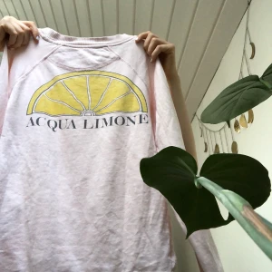 acqua limone sweatshirt - säljer en acqua limone sweatshirt i en härlig ljusrosa färg. materialet är så häftigt! på baksidan finns en citron.🍋 kan mötas upp i växjö annars står köparen för frakten.😇