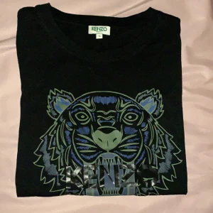 Kenzo t-shirt - Skriv förslag på pris. Använd ett fåtal gånger, nyskick. Trycket är helt.