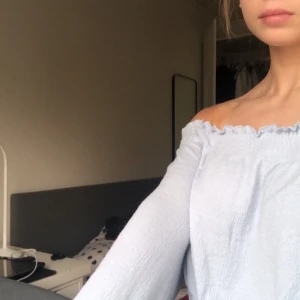 ljusblå offshoulder tröja - Står storlek M, lite för stor för mig som har xs i tröjor men passar nog på S och uppåt, även xs om du vill ha den större. Använd bara några gånger🥰