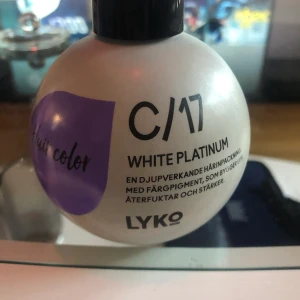 Lyko white platinum  - Använd 2 gånger men nästan helt full, är som sagt brunett nu så har ingen användning för den