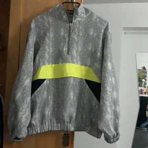 Tunn tröja/jacka - Köpt från Gina tricot, används ej då det inte är min stil däremot sitter den jätte bra på. Storlek M men passar S, M och L