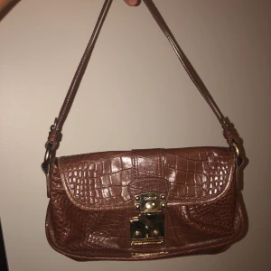 DKNY axelväska  - Bra skick