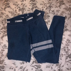 Stronger tights - Säljer dessa snygga blåa tights från Stronger då dom inte kommit till användning. Färgen heter Mantra och finns inte längre kvar på hemsidan. Nypris: ca 699kr  Mitt pris: 270kr + inkl frakt
