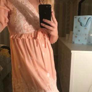 Söt rosa klänning  - Supersöt klänning i en ljusrosa färg! Bra skick