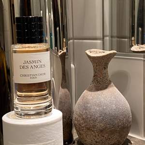 Oanvänd Christian Dior parfym (Jasmin Des Anges) med en blommig doft som är ganska vuxen, den kan även användas som en prydnad. Ny pris 2000kr. BUDA! Frakt diskuteras privat. Skriv för intresse!