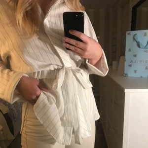 Randig skjorta Mango - Jättefin randig skjorta från Mango men knytning i midjan! Använd en gång och inga fläckar eller liknande.