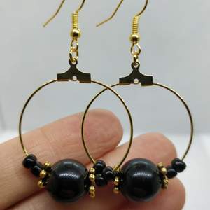 Handgjorda örhängen med svarta pärlor ✨ 