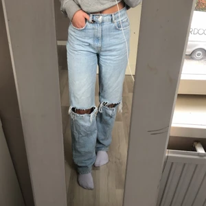 Populära Gina jeans! - Säljer nu mina populära Gina jeans då jag överanvänt dom och tröttnat! Fortfarande i myxket bra skick. Originalpris är 600 men jag lägger ut för 450 och det är bara att buda. Storlek 34, dock har byxorna blivit stora så sitter inte tajt på mig längre vilket jag tycker är som snyggast.  
