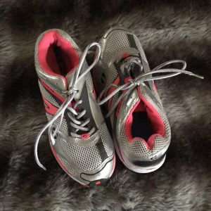 Soc sneakers dam - Säljer ett par jättefina soc sneakers. Använda några gånger men fortfarande i fint skick. Några små repor på höger sida (bild ovanför)  men annars är dem jättefina. Orginalpris 350. Buda gärna i kommentarsfältet 