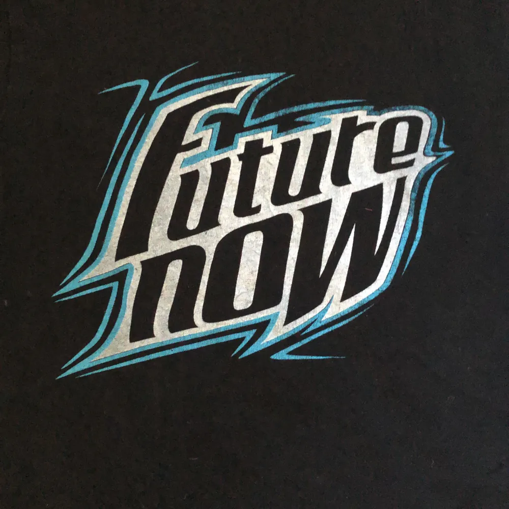 En t-shirt från weekday, med tryck ”Future now”! (Frakt ingår). T-shirts.