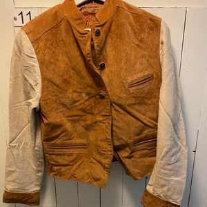 100% äkta mocka jacka, strl. 36 - Säljer en äkta mocka jacka i strl. 36. Väldigt fint skick. Bud går även bra😊