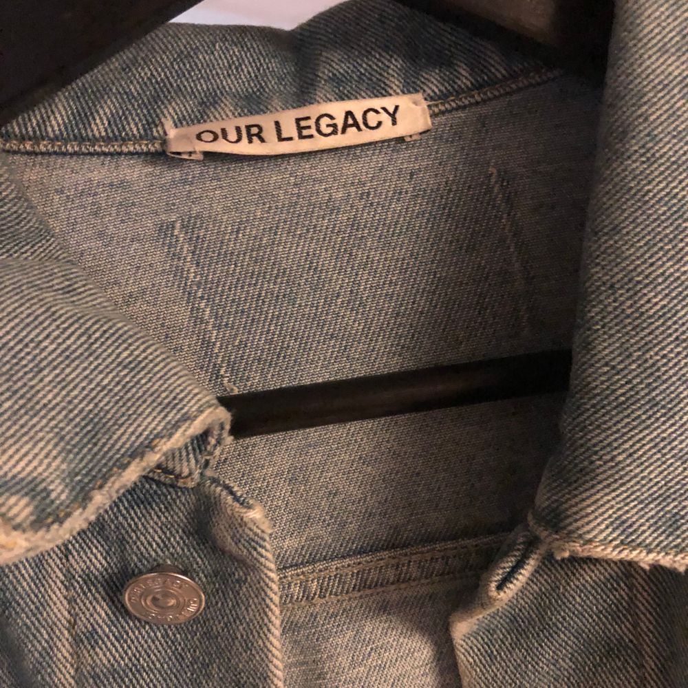 Jeans jacka från our legacy köpte på deras workshop store augusti 2019, storlek 44 men som en oversized s funkar med medium också, jätte fint skick knappt använd. Hör av er för mått eller andra frågor. Ny pris 1200. Jackor.
