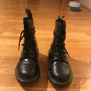 Dr Martens AirWair storlek 37 - Klassiska Dr Martens i storlek 37. Skorna är använda fåtal gånger och är i bra skick. Endast upphämtning i uppsala!