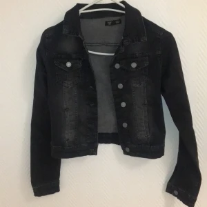 Storlek S - Svart jeansjacka. Använda 1 gång.