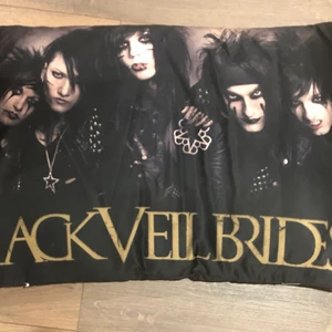 Black Veil Brides Kuddfodral  - GRATIS FRAKT! Lång svart prydnadskudde med Black Veil Brides på båda sidor. Glansigt material. INNERKUDDE INGÅR INTE! Kontakta vid frågor angående mått eller annat :)