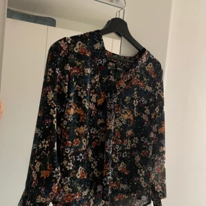 Blommig blus  - Jättefin blus från Ginatricot, frakt tillkommer!