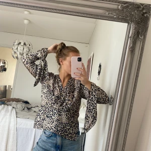 Blus - Blus i skimmrigt Leo-mönster. Strl 34. 