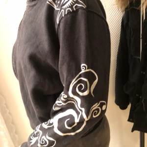 Svart kofta - Snygg kofta med tryck, går att styla med så mycket men säljes då den inte kommer till användning:(.  Storlek 146/152 men passar Xs/S då den är ganska stor i storlek. Hör av er vid frågor eller för fler bilder ❣️