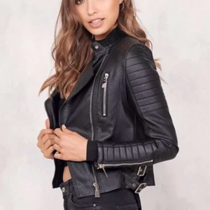 Skinnjacka strl 36 - Superfin skinnjacka från Chiquelle! Använd ca 2 gånger, men är i nyskick (inga slitningar eller så!!). Rökfri och pälsfri hem. Säljs för 200kr, köparen står för frakt! 