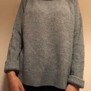 Oversize stickad tröja - Ljusblå/ljusgrå oversize stickad kofta. Jätteskön. Har bara använt en gång. Om du beställer fler kläder från mig behöver du inte betala frakt separat för alla produkter❗️❗️