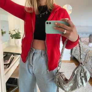 Röd Tommy Hilfiger kofta  - Röd Tommy Hilfiger kofta. Endast använd en gång så nyskick. Bra kvalité samt mjuk insida.