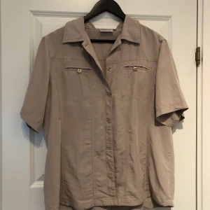 Kortärmad skjorta  - Asball kortärmad skjorta köpt på second hand som tyvärr aldrig kommer till användning. Superskönt material. Storlek 44, men sitter snyggt oversized på mig som är en storlek 36. Pris: 80kr. Fri frakt🧚🏼‍♀️