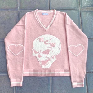 Pink skyfall knit - Lägger ut denna på nytt pga oseriös köpare! Skyfall knit från Heaven Can Wait i rosa. Bild tagen i M men säljer en oöppnad i L. Går för 2000+ på depop