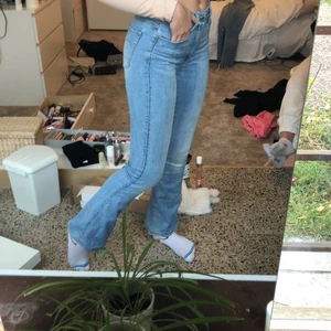 Ljusblå bootcut jeans från G-RAW - Ljusblå jeans med smått boodcut från G-STAR RAW, litet hål i den högra hällen på byxan men annars super bra skick!💙 st.xs/s. Buda i kommentarerna om det är flera intresserade!