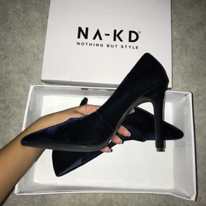 Oanvända pumps strl 37 - Oanvända pumps i strl 37 i mörkblå, dock är de rätt mörka så de är mer svarta med blå nyans i ljus! Köpta för 399, från nakd. Kartong finns kvar. Säljer för 60kr