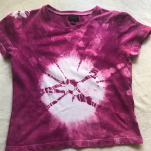 Baby tee - Säljer denna baby tee i storlek s, en liten s skulle jag säga. Köpt här på plick men aldrig använd av mig då den är för liten. budgivning i kommentarerna, högsta bud ligger på 150 kr