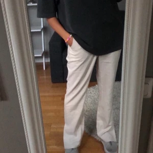 Kostym byxor  - Säljer dessa kostymbyxor med slits från AFJ. Strl 36. Jag är 1,75. Buda i kommentarerna!💕