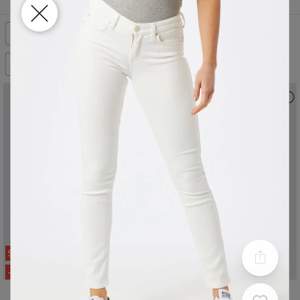 Säljer dessa vita Lee jeans i modellen ”Scarlett”. Byxorna är lågmidjade och är skinny fit. Säljer eftersom de aldrig kom till användning. De sitter som på bilden och passar mig i längden(är 165cm). De är en M men sitter som en S. Oanvända, endast testade! Inköpta för ca 700-800kr. Säljer för 150kr + frakt men pris kan diskuteras🦋🐚💕
