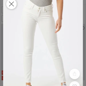 Vita Lee jeans - Säljer dessa vita Lee jeans i modellen ”Scarlett”. Byxorna är lågmidjade och är skinny fit. Säljer eftersom de aldrig kom till användning. De sitter som på bilden och passar mig i längden(är 165cm). De är en M men sitter som en S. Oanvända, endast testade! Inköpta för ca 700-800kr. Säljer för 150kr + frakt men pris kan diskuteras🦋🐚💕