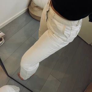 JEANS - dessa as coola jeans ifrån GinaTricot. Coola vita jeans med sömdetaljer. Nypris 499kr säljes för 99kr