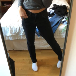 Svarta jeans - Från East west, unisex jeans. Aldrig använda. Passar mig som är 172cm, midja 26 ungefär