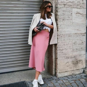 ZARA SATIN SKIRT - En söt rosa lite längre satinkjol i storlek S från ZARA. Nypris 400kr mitt pris 300kr 💕 