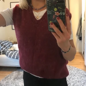 Superfin stickad väst - Fin och skön stickad väst, gillar verkligen färgen och att den är lite oversize! Skulle säga att storleken är M-L, men passar nästan vilken storlek som helst beroende på hur man vill ha passformen. Frakt tillkommer och pris kan diskuteras💙💙