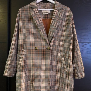 Rutig kappa - Rutig kappa från PULL&BEAR. Använd 1 gång. Vid hög efterfrågan gäller högsta bud. Frakt betalas av köparen. 