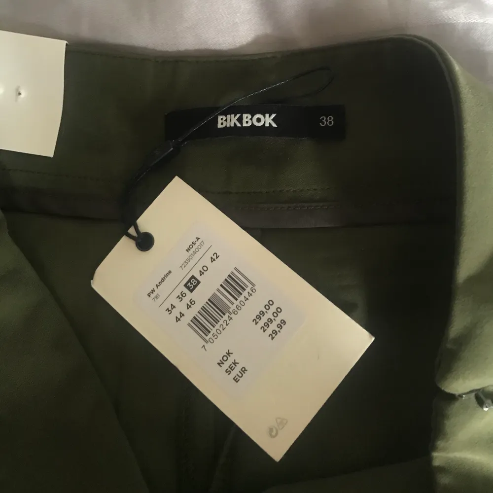 Oanvända, gröna kostymbyxor (bara testade på) från bikbok, fint skick (nytt pris 299 säljs för 150). Jeans & Byxor.