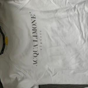 acqua limone  - acqua limone tröja i storlek M, har knappt kommit till användning men skulle behöva sig en strykning😅 fint skick