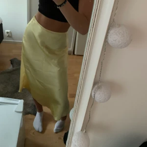 Gul sidenkjol fråm Zara! - Jag säljer denna superfina gula sidenkjol från zara då jag själv inte använder den. Den är i strl 34 men jag skulle säga att det är 36 och nästan 38! Jag är medveten om att mina bilder är knas haha min kamera suger, men hör av dig om du har några frågor eller vill ha bättre bilder✨🥰